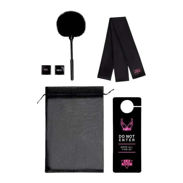 Kit DREAMTOYS Sex Room Raunchy Kit. set 6 produse. pentru stimularea prostatei. cu vibrator. puf de gâdilat. zaruri și mască