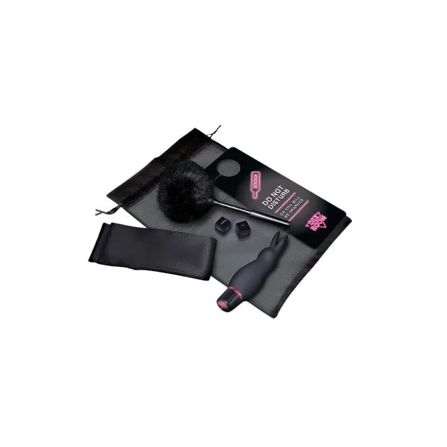 Kit DREAMTOYS Sex Room Raunchy Kit. set 6 produse. pentru stimularea prostatei. cu vibrator. puf de gâdilat. zaruri și mască